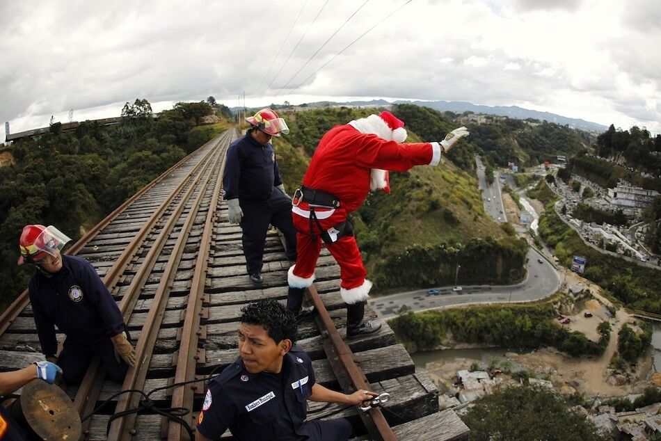 Санта-пожарный доставляет подарки для детей под мостом