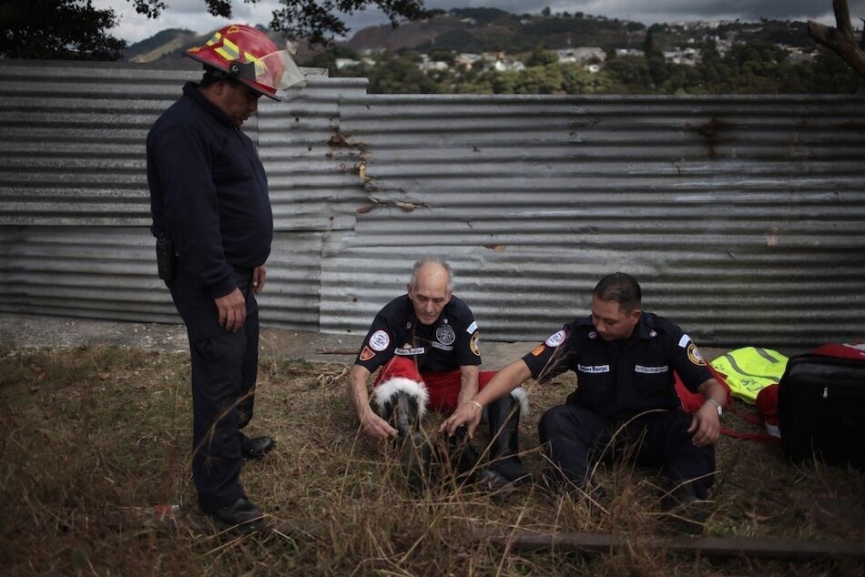 Санта-пожарный доставляет подарки для детей под мостом