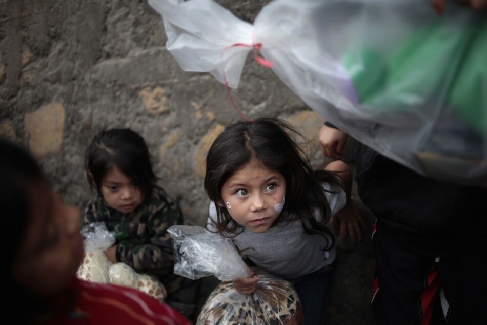 Санта-пожарный доставляет подарки для детей под мостом