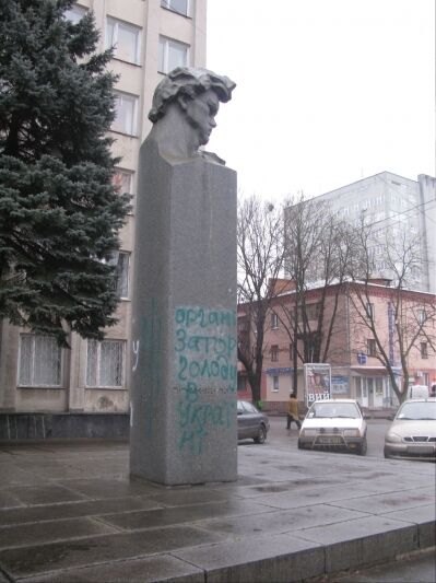 Хмельницький. Розмалювали пам’ятник комуністу-революціонеру