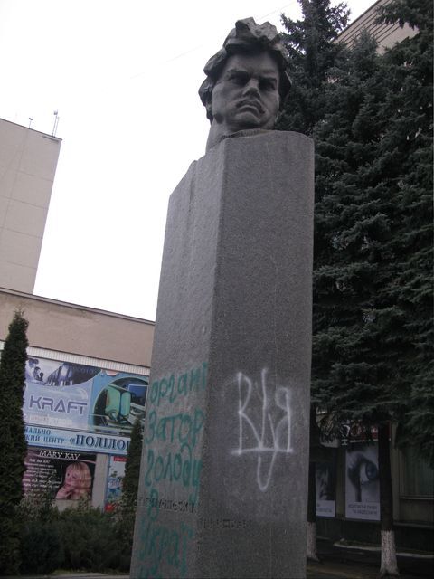 Хмельницький. Розмалювали пам’ятник комуністу-революціонеру