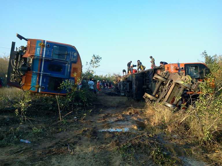 Швидкий поїзд зійшов з рейок в Таїланді: один загиблий, більше сотні поранених