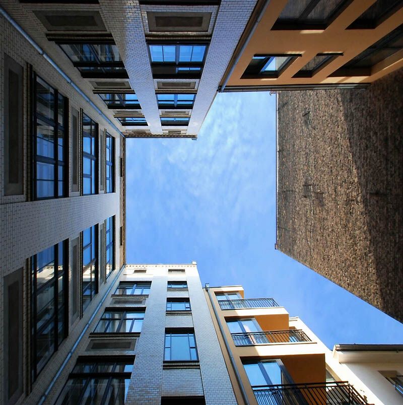 Небо в архітектурній рамці