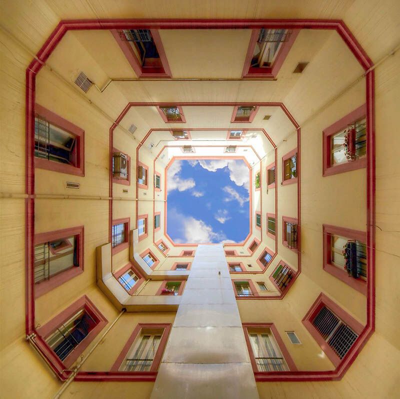 Небо в архітектурній рамці