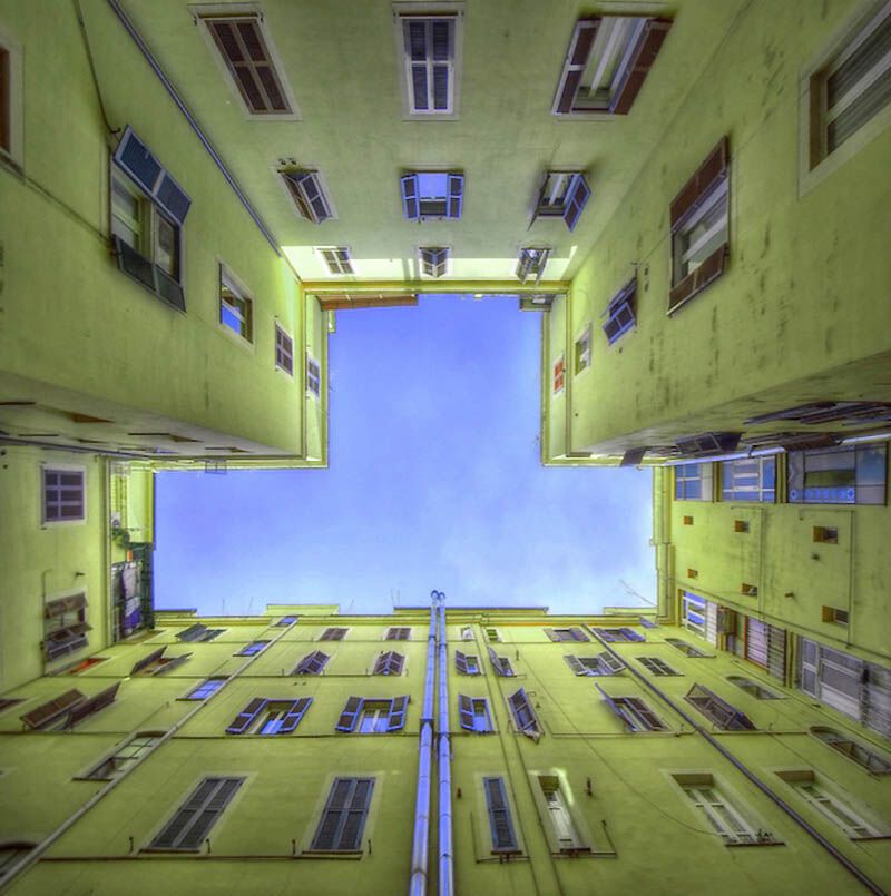 Небо в архітектурній рамці