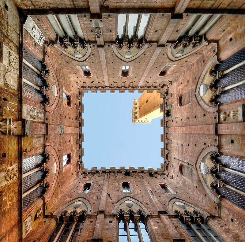 Небо в архітектурній рамці