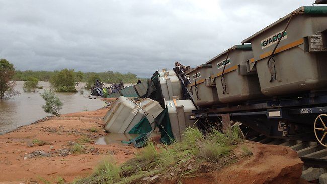 Повінь в Австралії: потяг із залізною рудою змило в річку. Фото, відео
