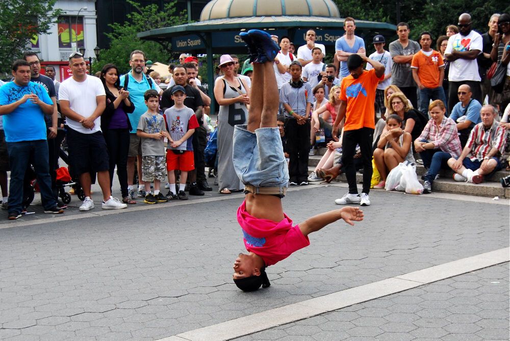 Танцюристи в стилі Брейкинг-данс