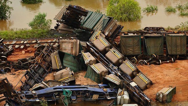 Повінь в Австралії: потяг із залізною рудою змило в річку. Фото, відео