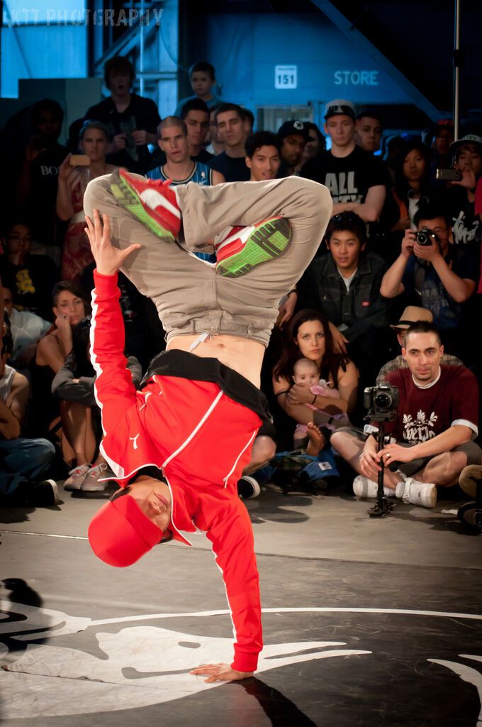 Танцюристи в стилі Брейкинг-данс