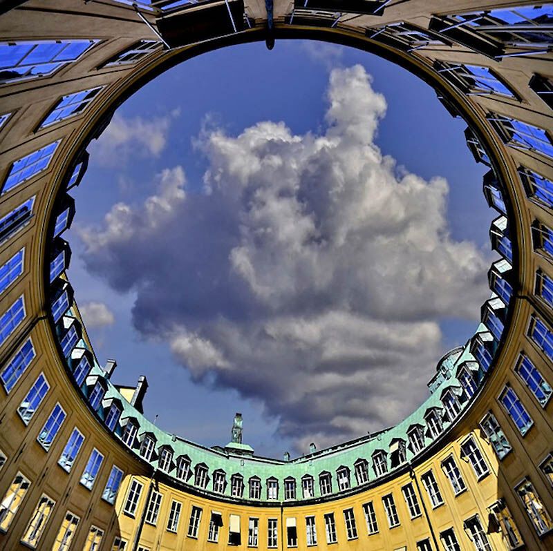 Небо в архітектурній рамці