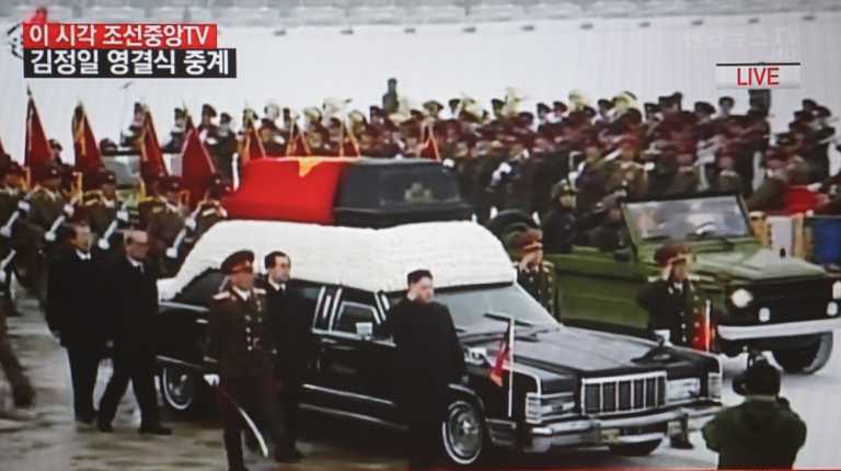 Похорон вождя: корейці ридають і пророкують Кім Чен Іру "вічне життя". Фото, відео