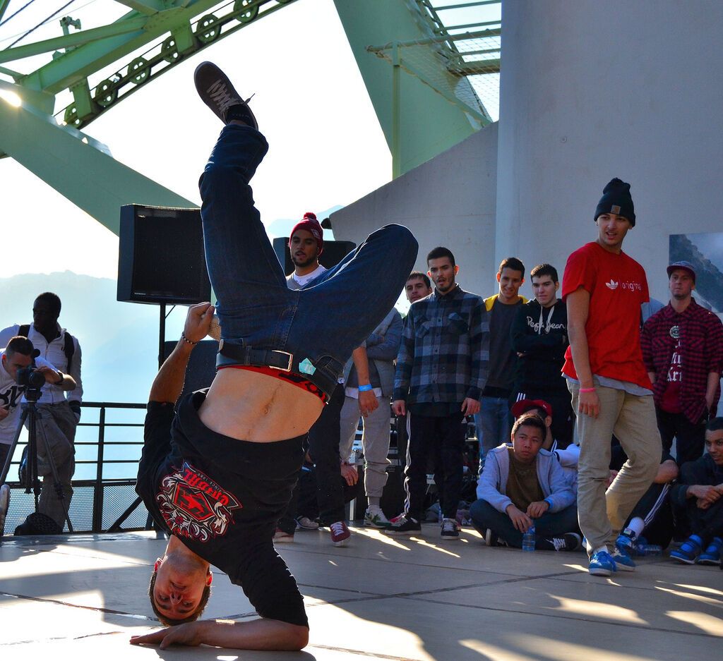 Танцюристи в стилі Брейкинг-данс