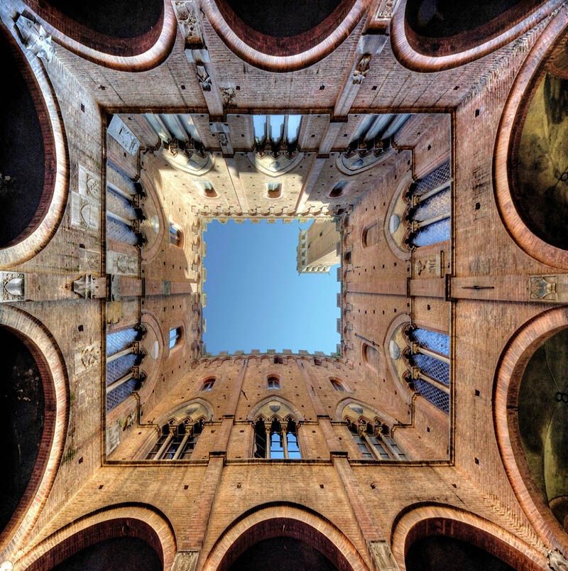 Небо в архітектурній рамці