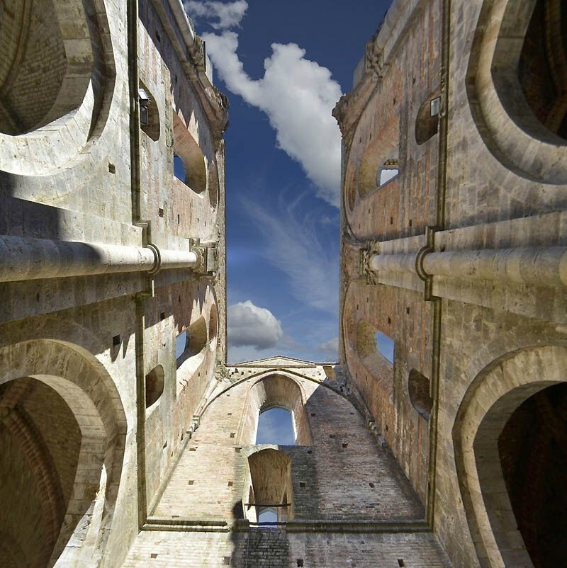 Небо в архітектурній рамці