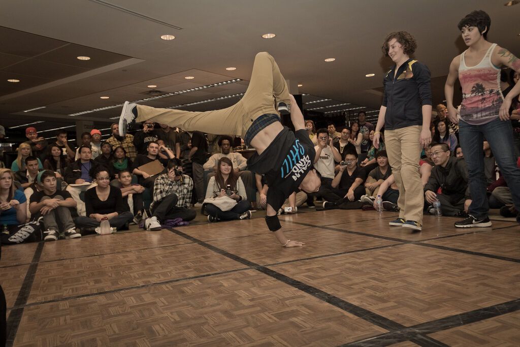 Танцюристи в стилі Брейкинг-данс