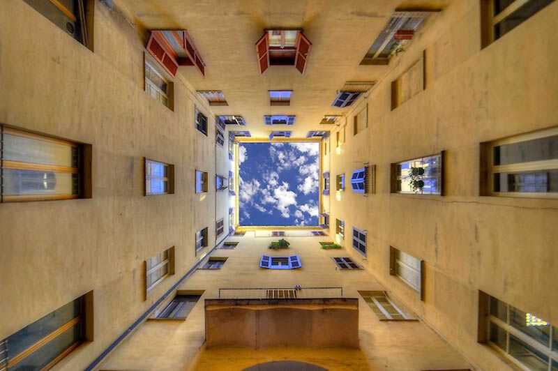 Небо в архітектурній рамці