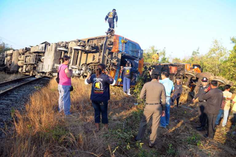 Швидкий поїзд зійшов з рейок в Таїланді: один загиблий, більше сотні поранених