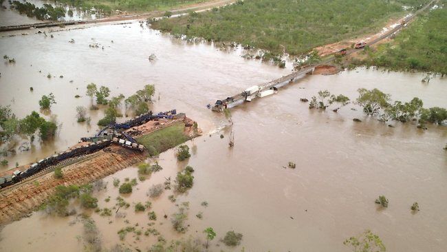 Повінь в Австралії: потяг із залізною рудою змило в річку. Фото, відео