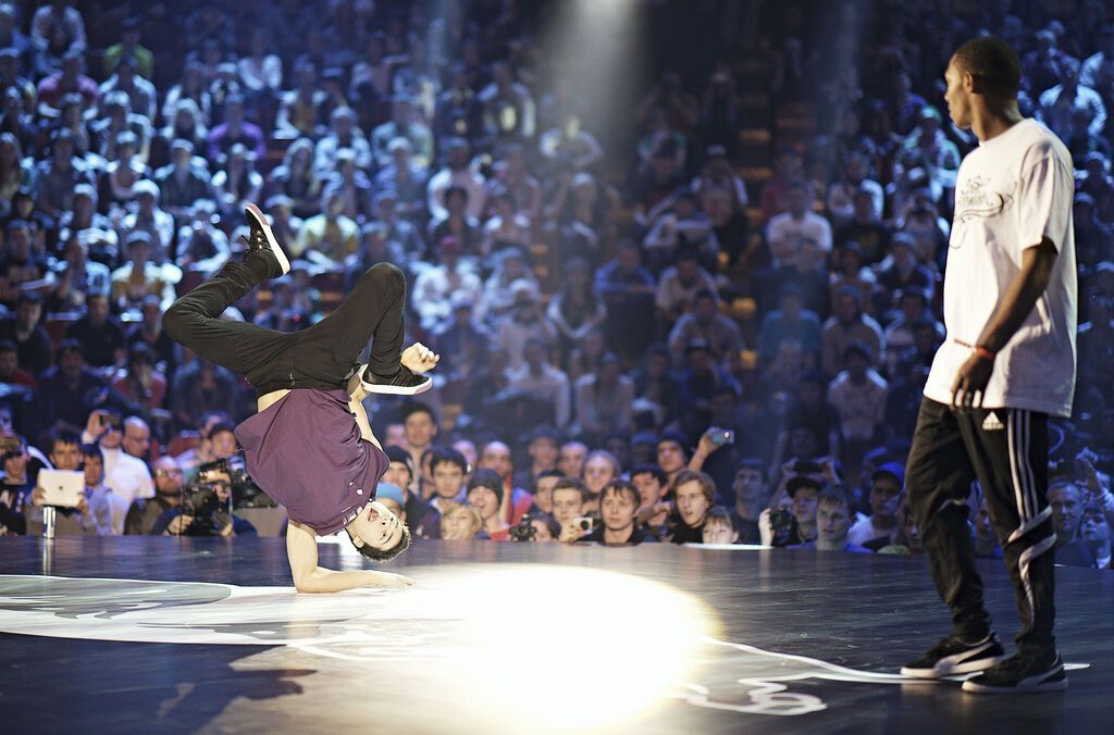 Танцюристи в стилі Брейкинг-данс