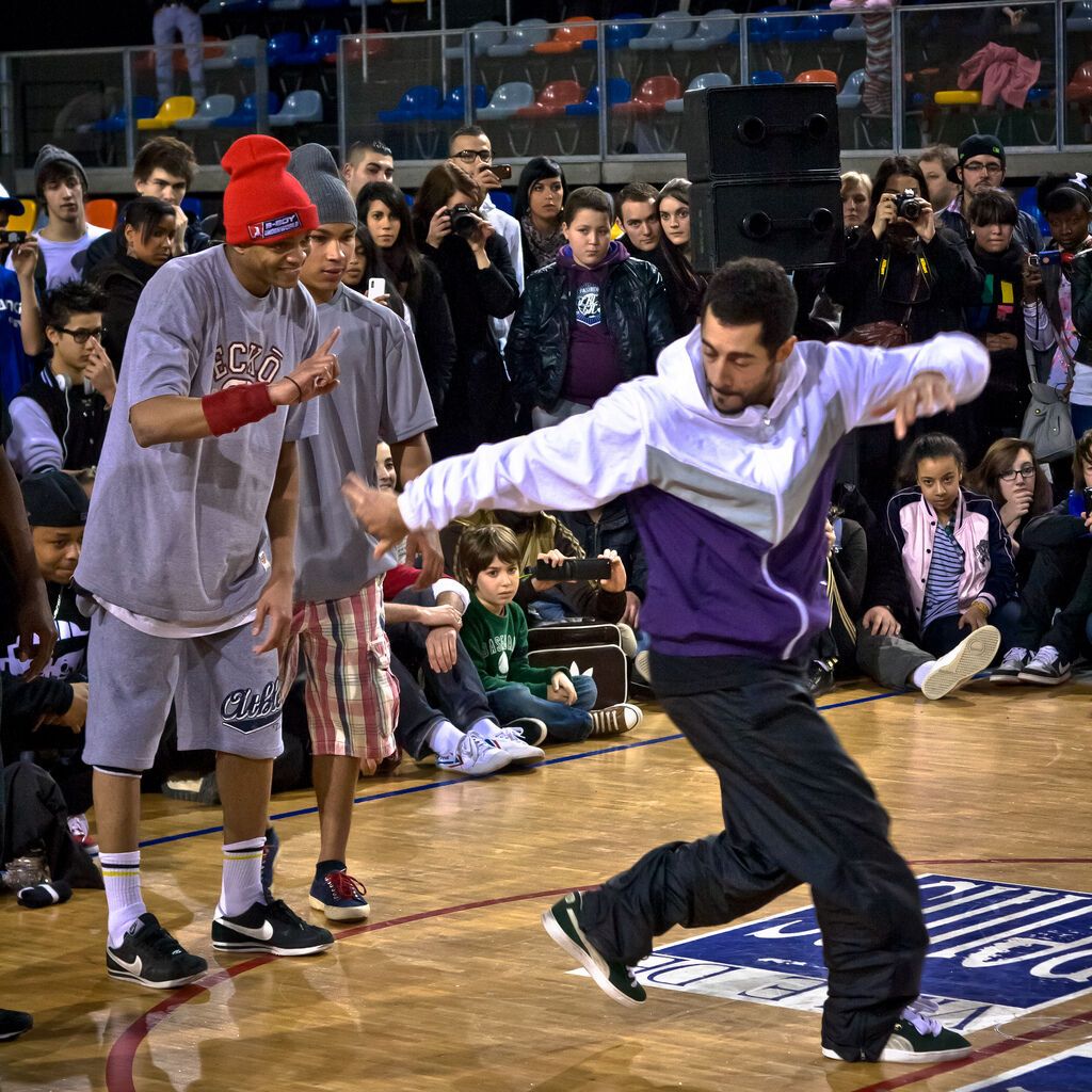 Танцюристи в стилі Брейкинг-данс