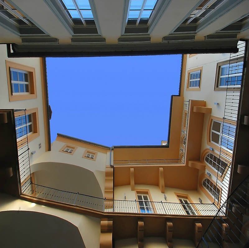 Небо в архітектурній рамці