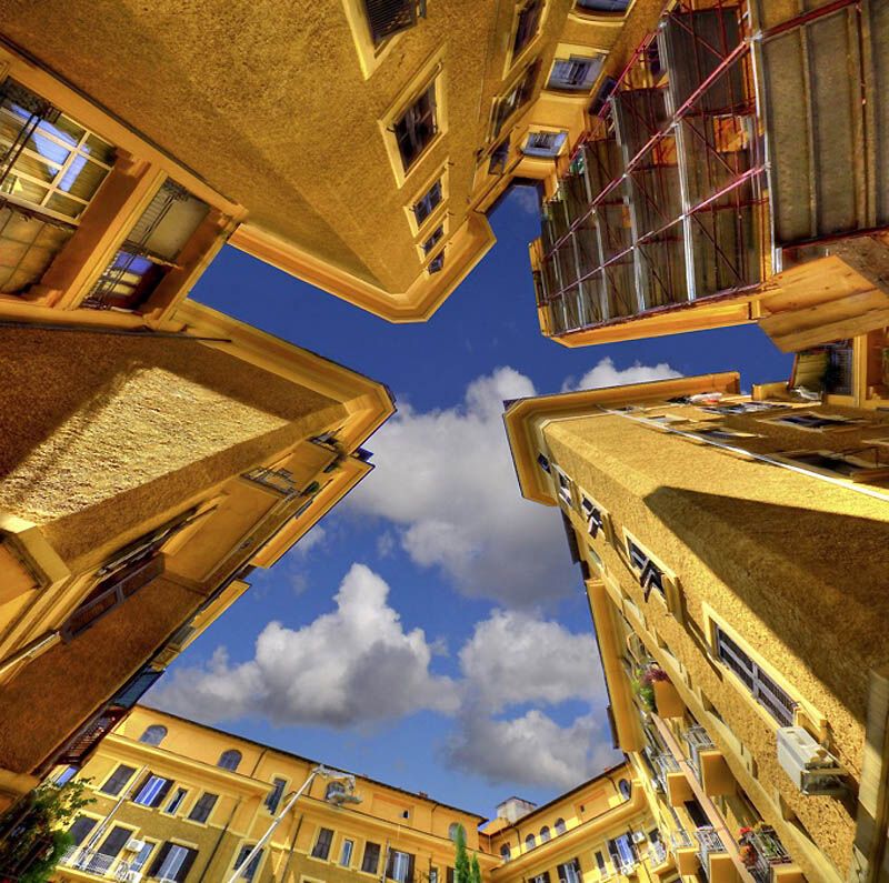 Небо в архітектурній рамці