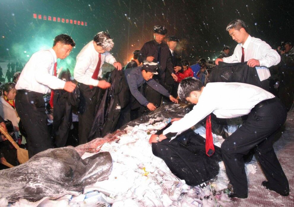 Попрощатися з Кім Чен Іром прийшли 100 000 чоловік. Фото і Відео