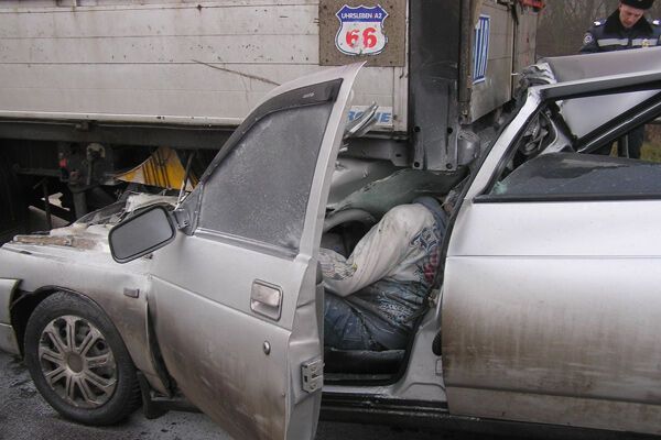 Жуткое ДТП на Ривненщине: водитель влетел в фуру и погиб на месте. Фото
