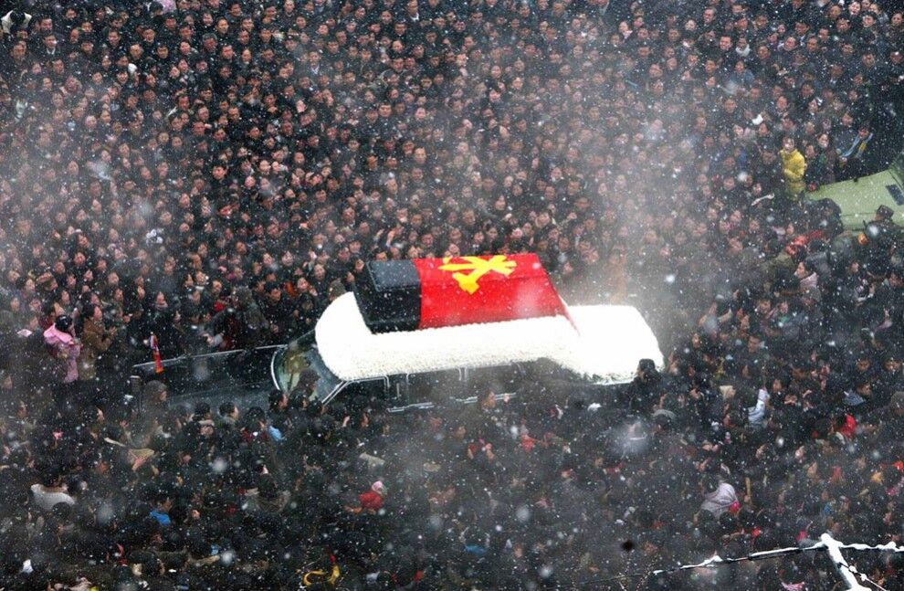 Попрощатися з Кім Чен Іром прийшли 100 000 чоловік. Фото і Відео