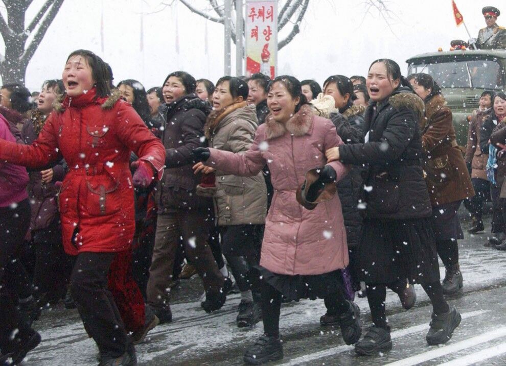 Попрощатися з Кім Чен Іром прийшли 100 000 чоловік. Фото і Відео