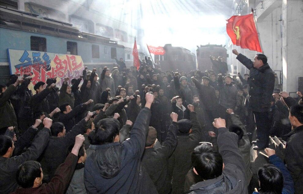 Попрощатися з Кім Чен Іром прийшли 100 000 чоловік. Фото і Відео