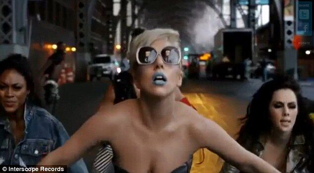 Леді Гага повністю оголилася у новому кліпі. Фото