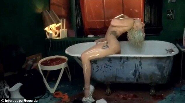 Леді Гага повністю оголилася у новому кліпі. Фото