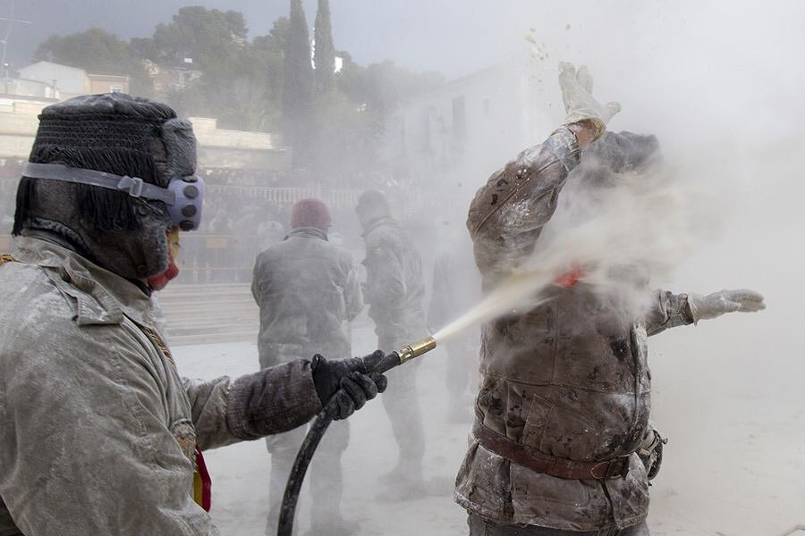День Дурнів в Іспанії відзначили борошняним побоїщем