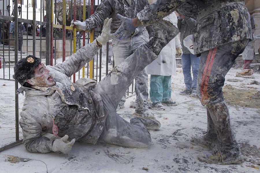 День Дурнів в Іспанії відзначили борошняним побоїщем