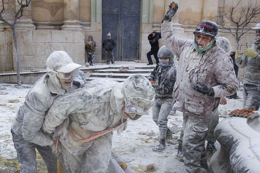 День Дурнів в Іспанії відзначили борошняним побоїщем