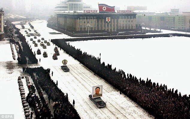 Влада КНДР прибрали з фото похорону Кім Чен Іра "зайвих людей"