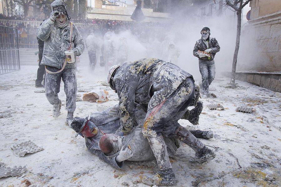 День Дурнів в Іспанії відзначили борошняним побоїщем