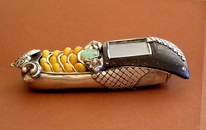 Nokia 2330 превратили в телефоны в стиле стимпанк 