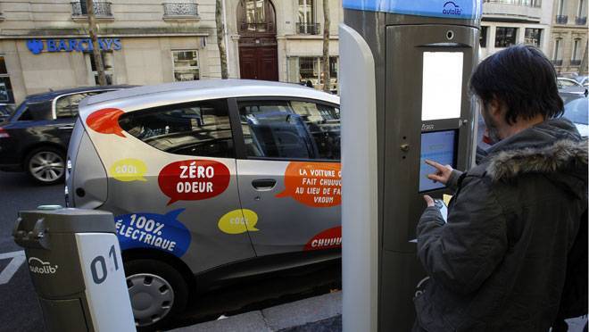 Париж перешел на электромобили. Фото, Видео 