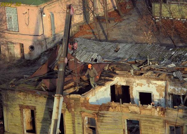 В Киеве начали разбирать легендарный памятник