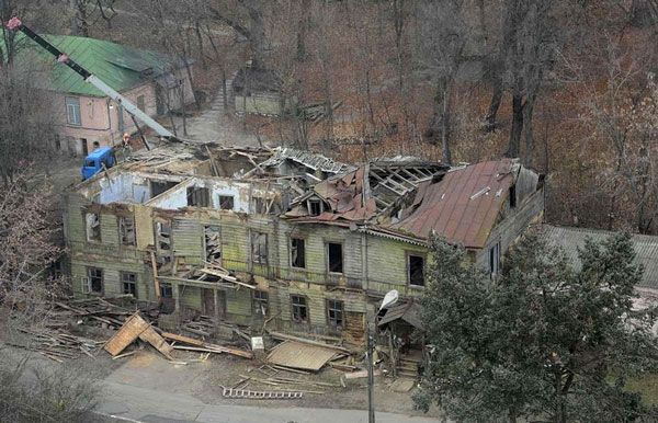 В Киеве начали разбирать легендарный памятник