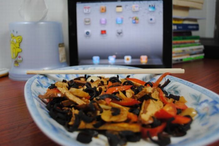 Китаец порезал чехол от iPad, пожарил с овощами и съел. Фото 
