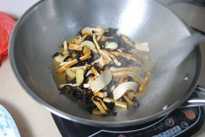 Китаец порезал чехол от iPad, пожарил с овощами и съел. Фото 