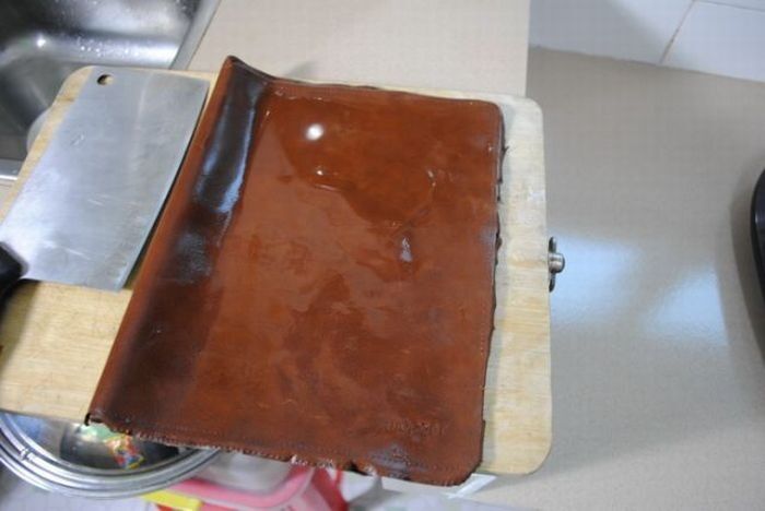 Китаец порезал чехол от iPad, пожарил с овощами и съел. Фото 