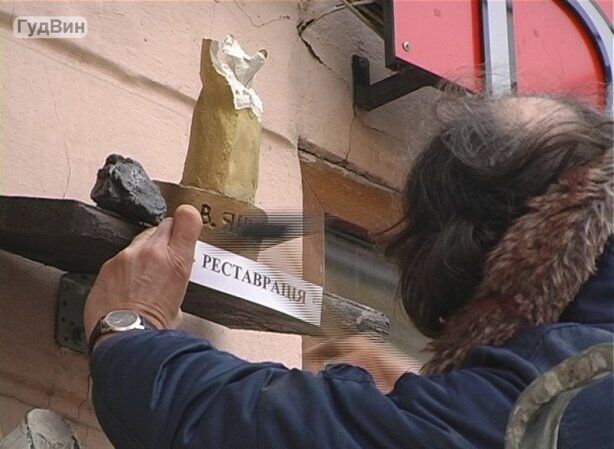 В Черновцах от скульптуры Януковича остался кусок угля. Фото