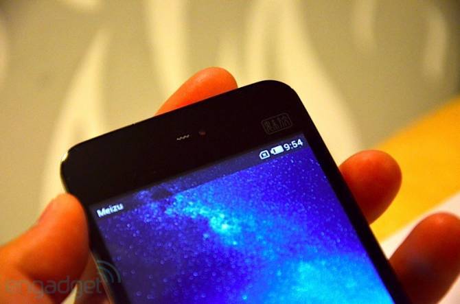 Первые живые фото китайского конкурента iPhone. Фото