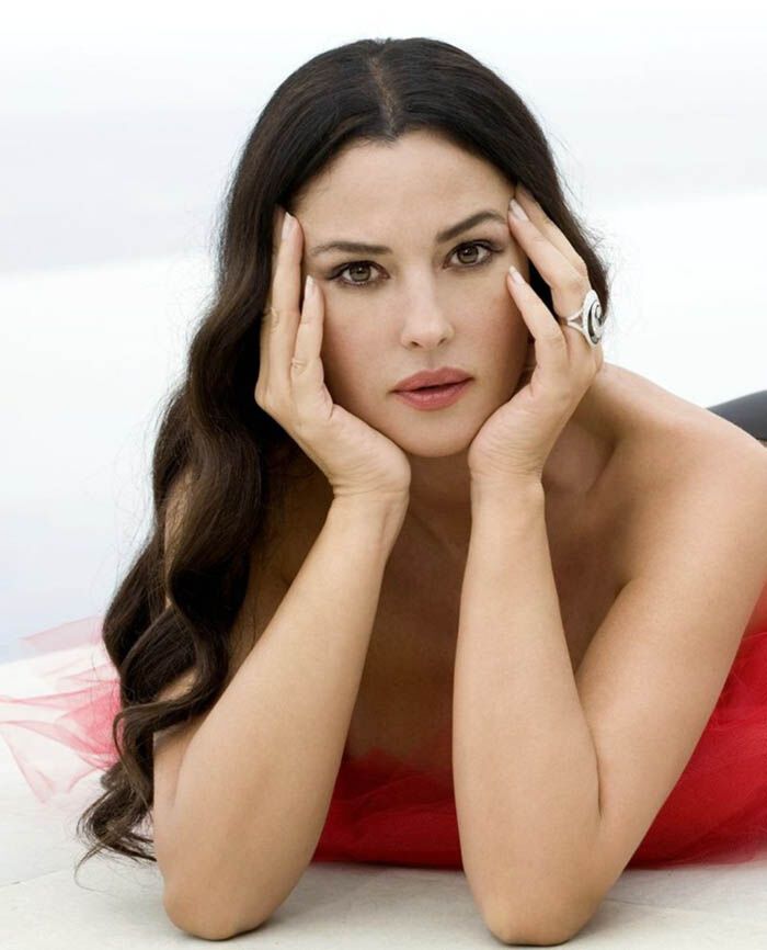 Моника Беллуччи в неглиже