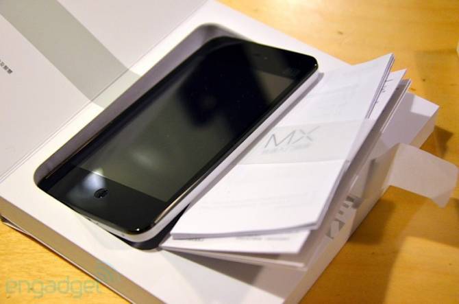 Первые живые фото китайского конкурента iPhone. Фото